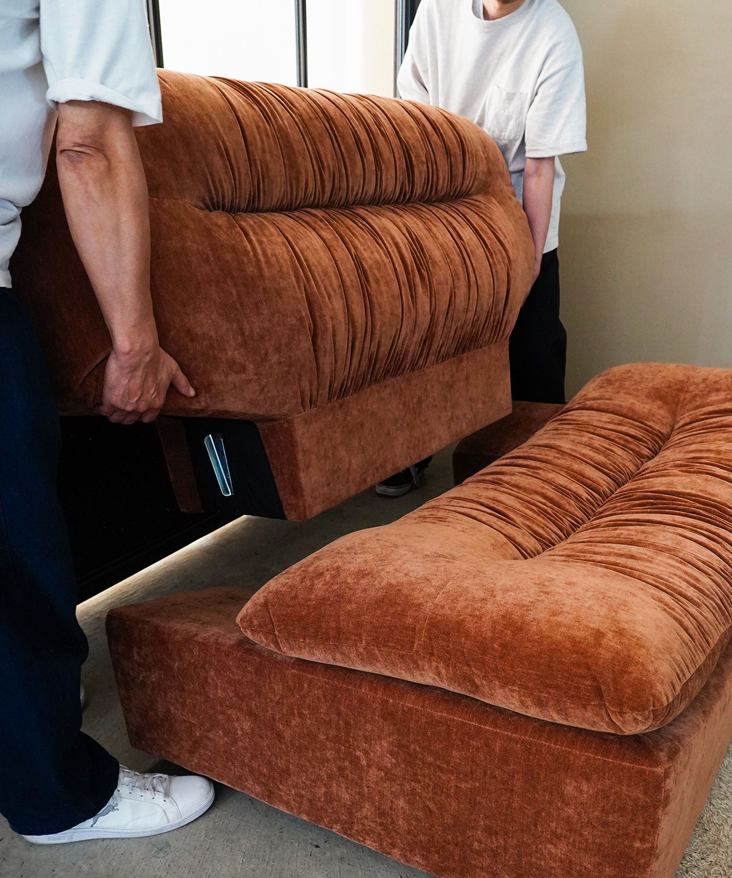 背もたれが分割可能なので搬入もスムーズ。