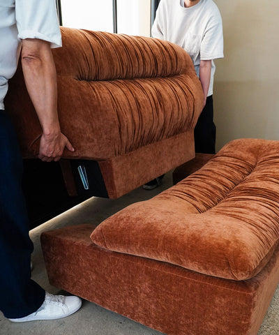 背もたれが分割可能なので搬入もスムーズ。