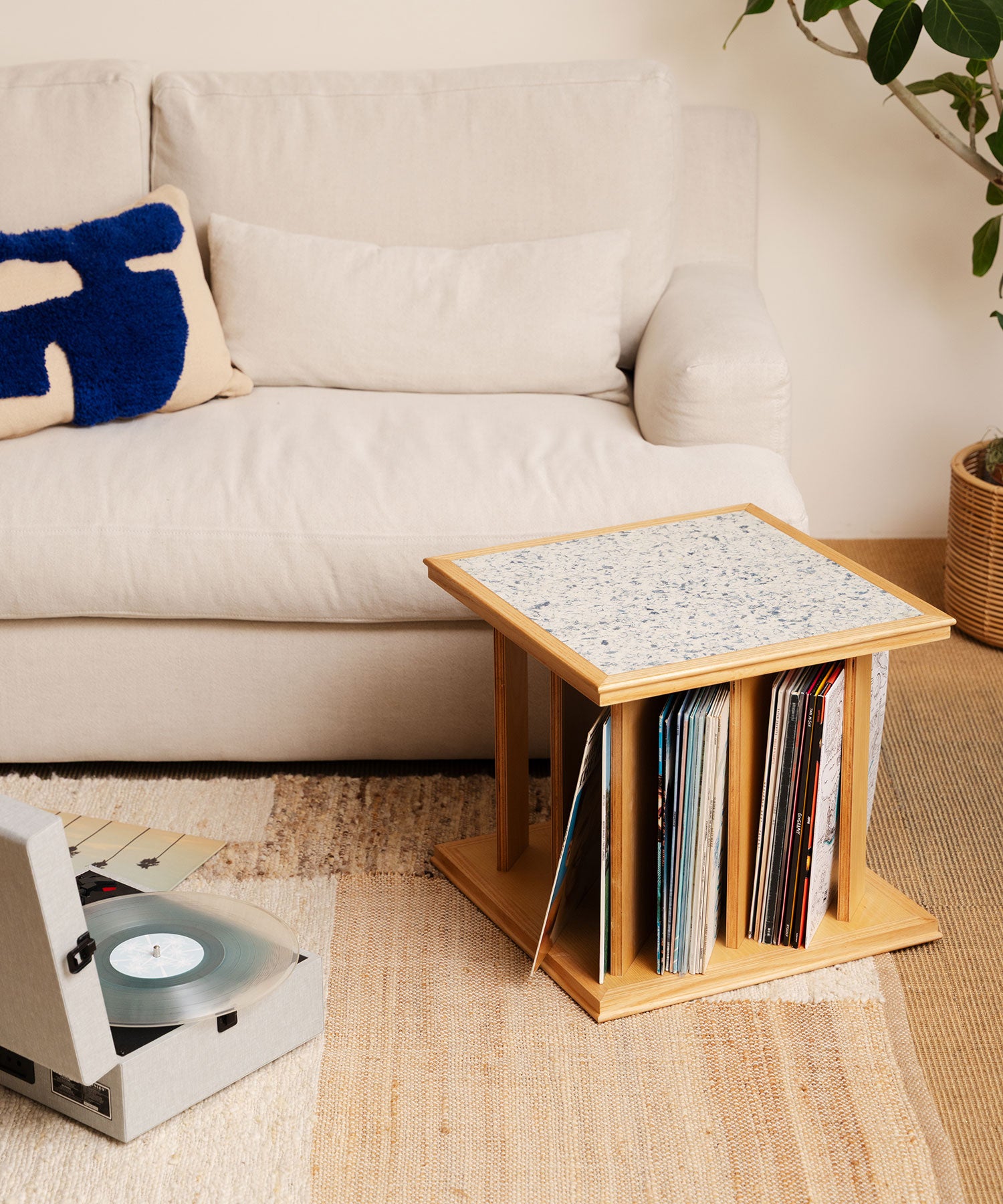 ソファ横にちょうどよい高さです。