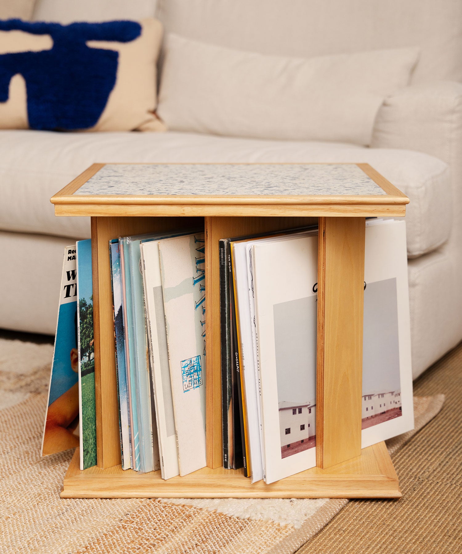 レコードがちょうど収まるサイズの棚付き