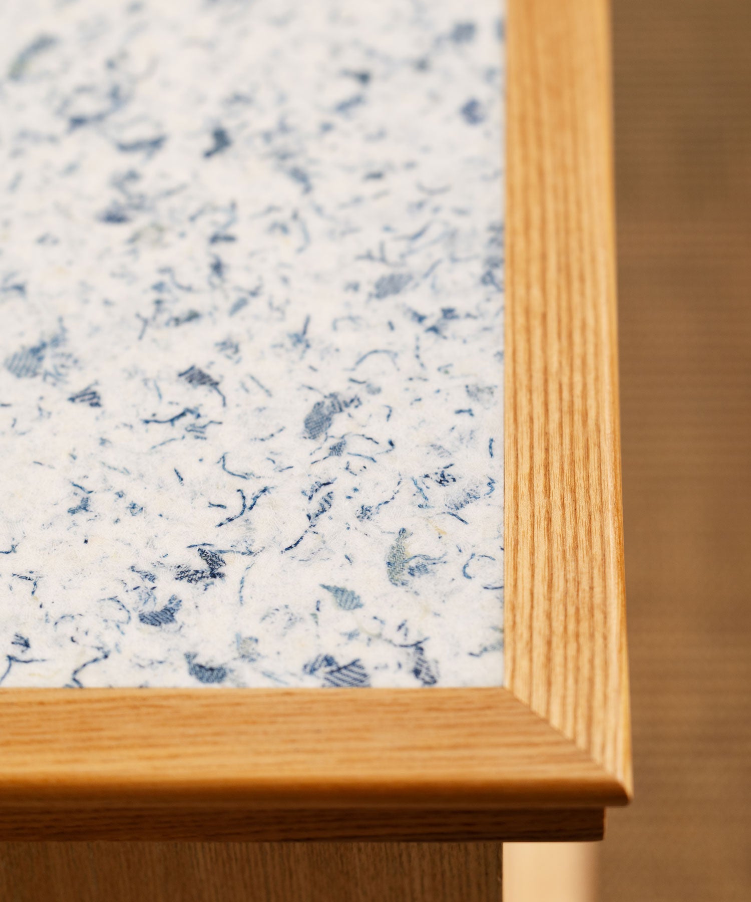 表面はフラットながら、デニムの立体感を感じる仕上げです。