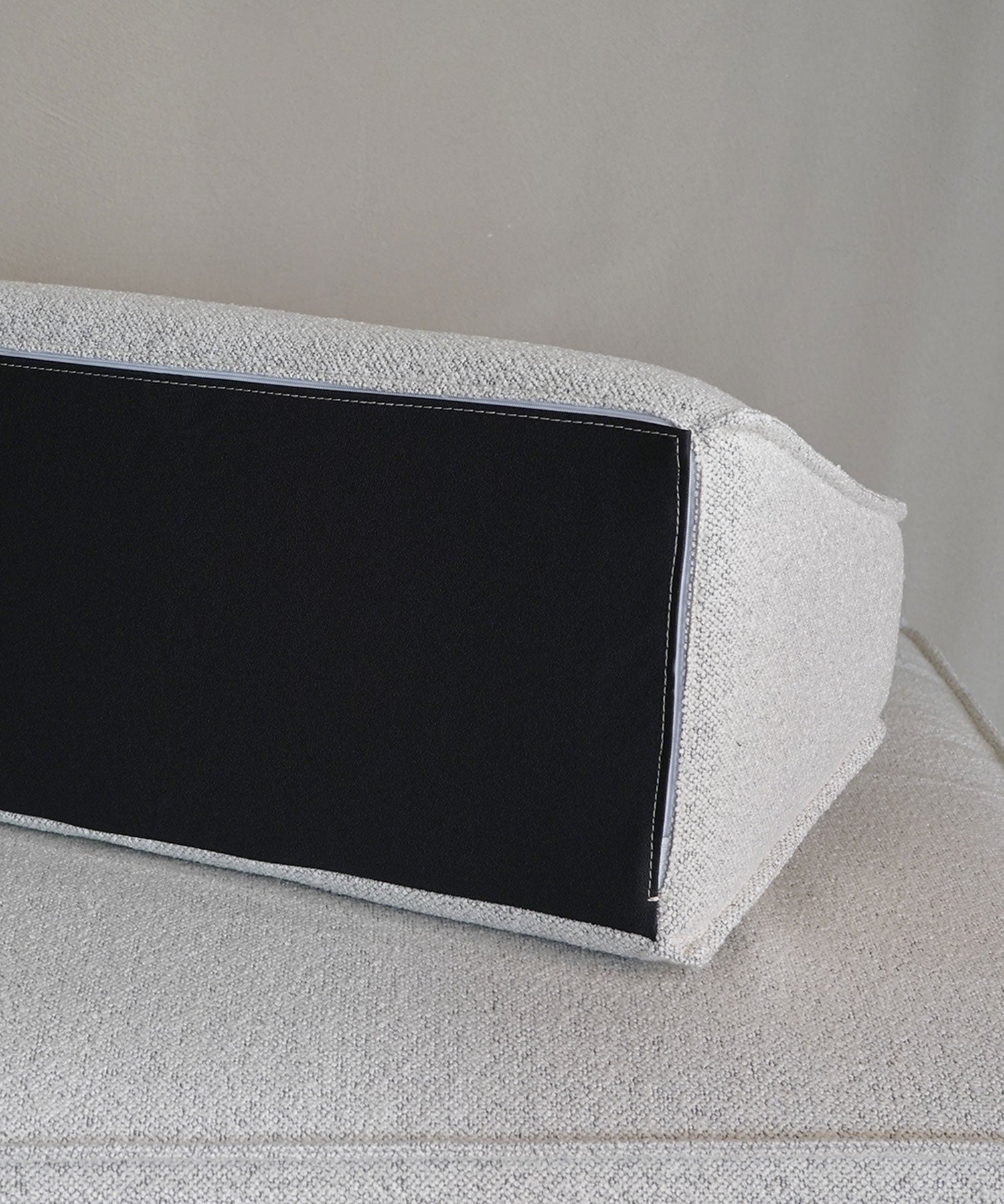 背もたれパーツには適度な重さを持たせ、さらに底面に滑り止め素材を使用。