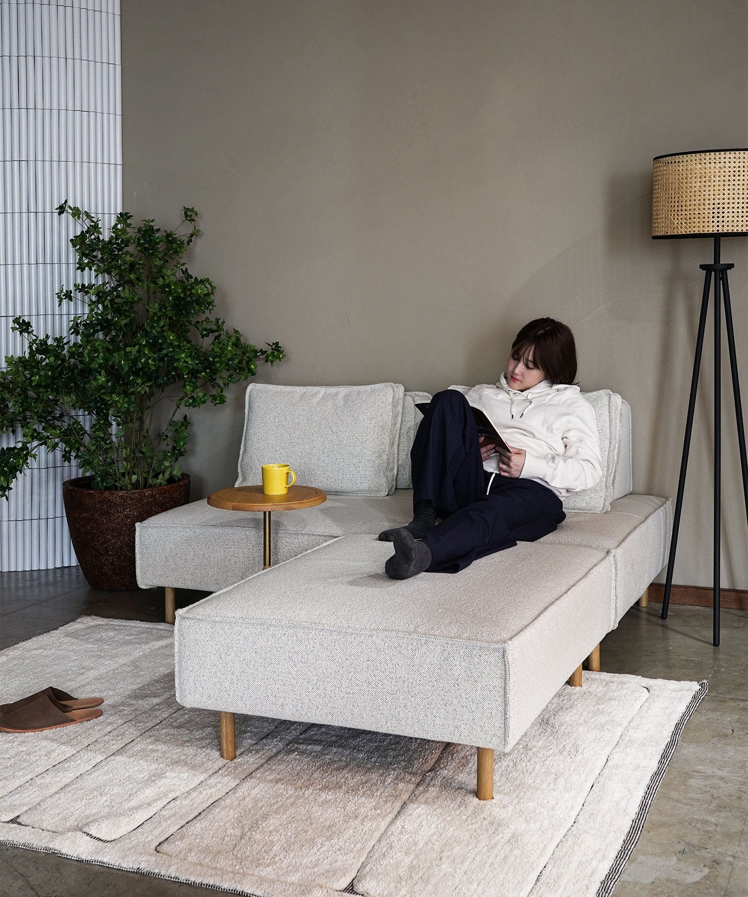 別売りのオットマンとあわせてカウチソファに。