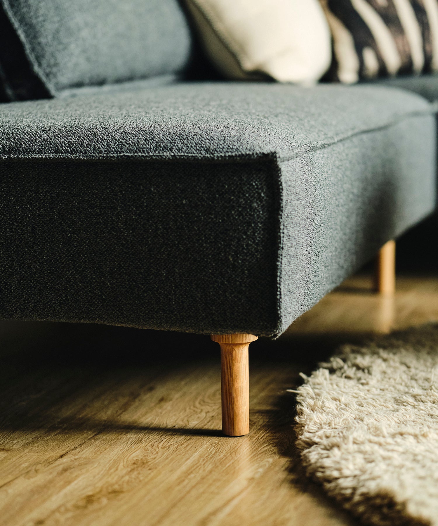 脚部はオーク材仕上げ