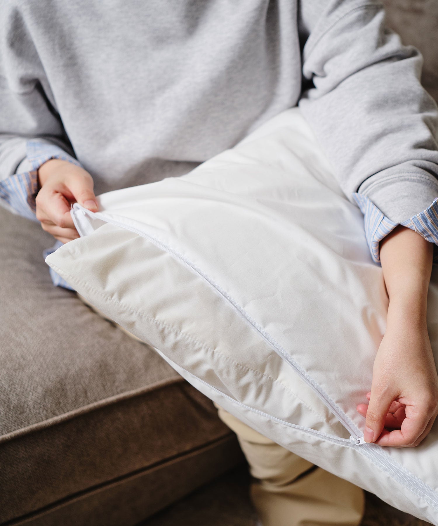 フェザーの飛び出しを防ぐ二重インナーカバー仕様。