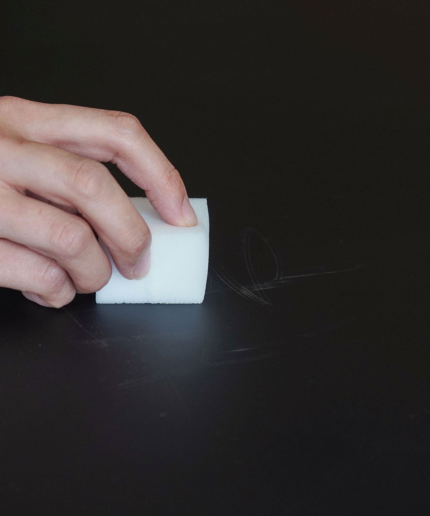 汚れた時のお手入れにはメラミンスポンジやお湯を。軽微な傷も修復されます。