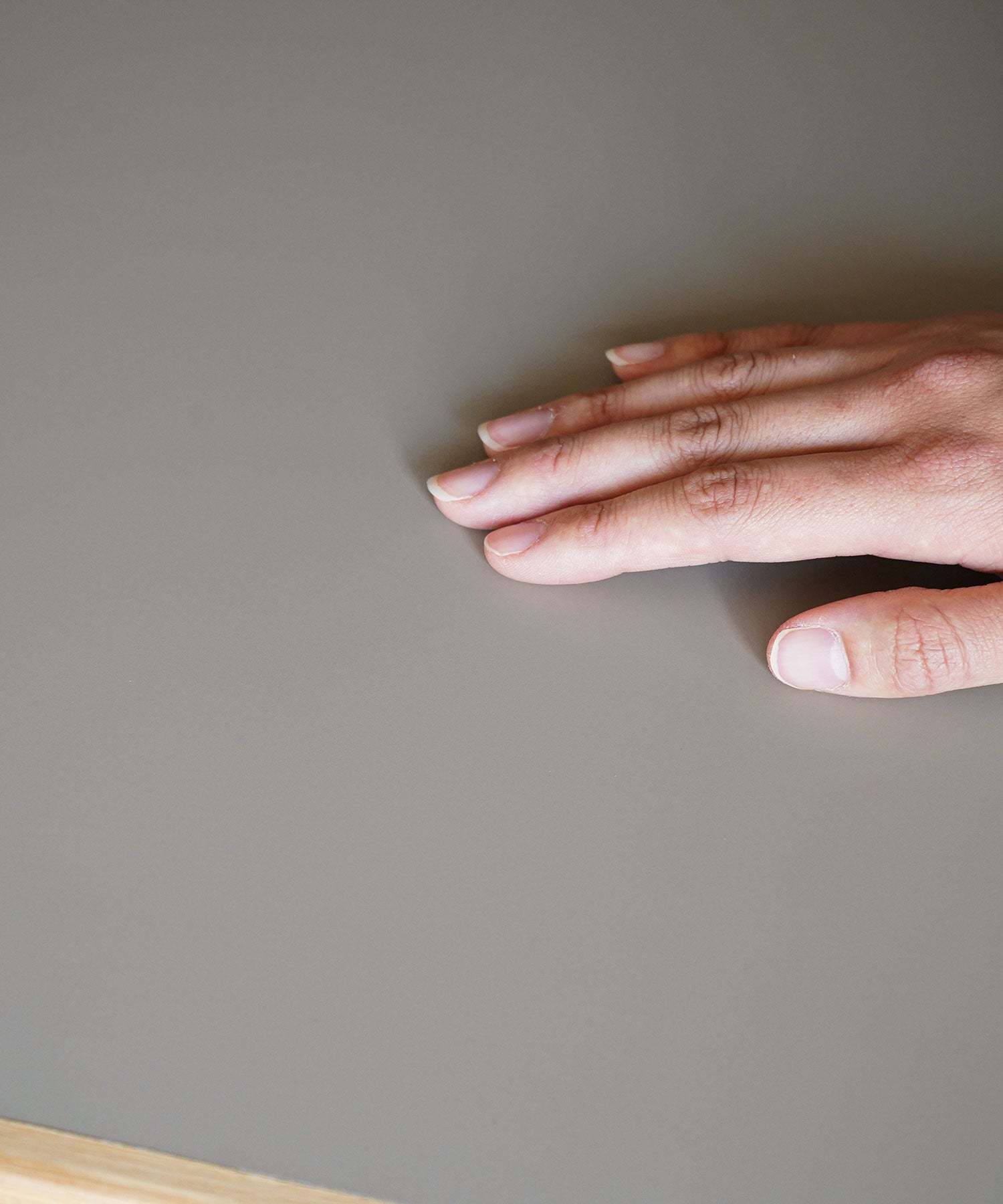 サラサラとした心地よい手触り。水分や油分を吸わないので汚れにくく、指紋も目立ちません。