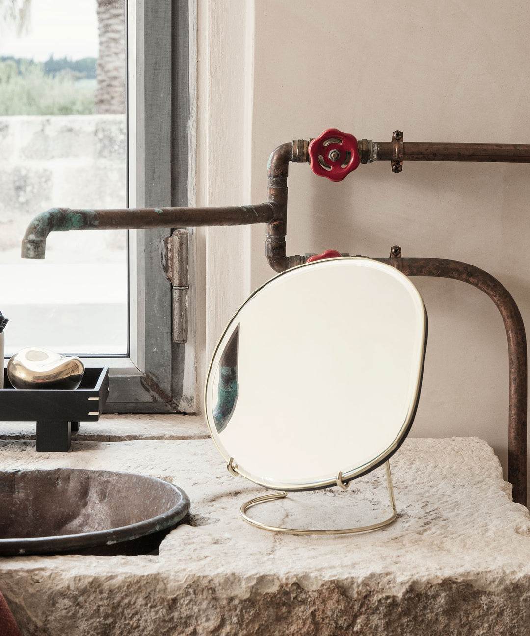 ferm LIVING（ファームリビング）】Pond Table Mirror Brass｜水の動きにインスピレーションを受けたデザインのミラー –  TIMELESS COMFORT