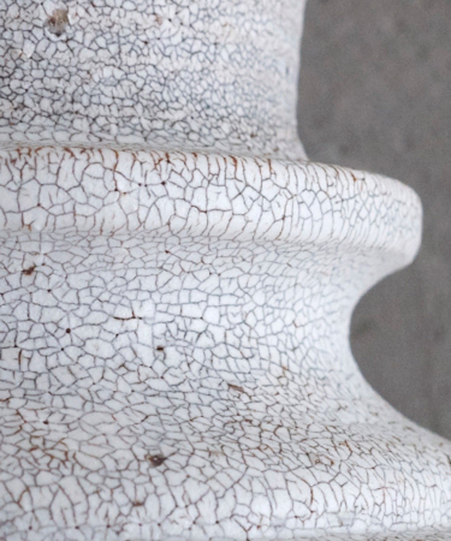 黒や茶の点が出たり、土に含まれる石粒が取れることで穴や線が残ることがありますが、かいらぎの特徴でありご使用上問題はありません。