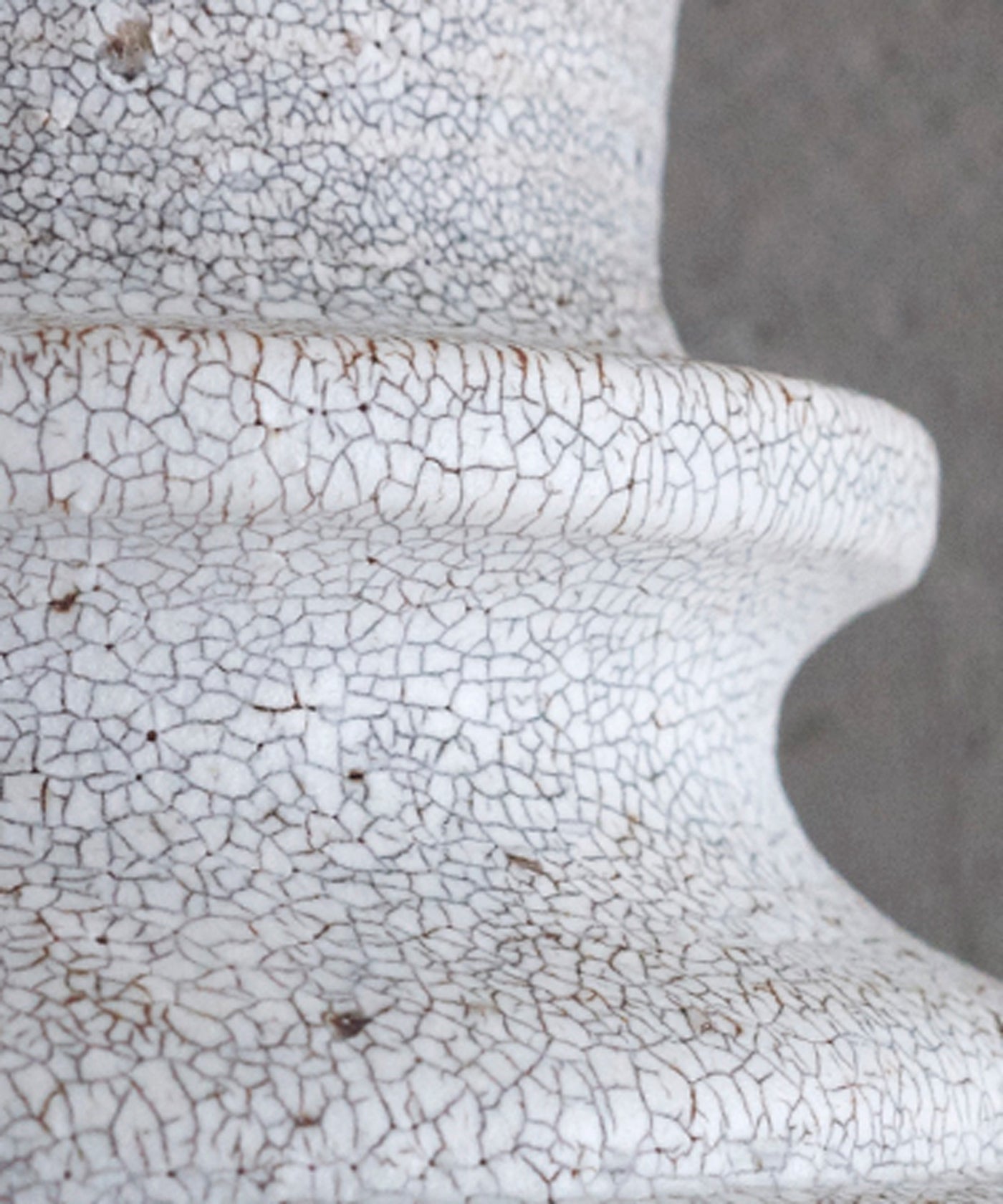 黒や茶の点が出たり、土に含まれる石粒が取れることで穴や線が残ることがありますが、かいらぎの特徴でありご使用上問題はありません。