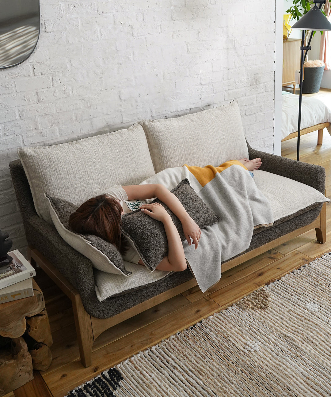HALO（ハロー）WOODNEST 2P SOFA｜木の温もりとリバーシブルクッション