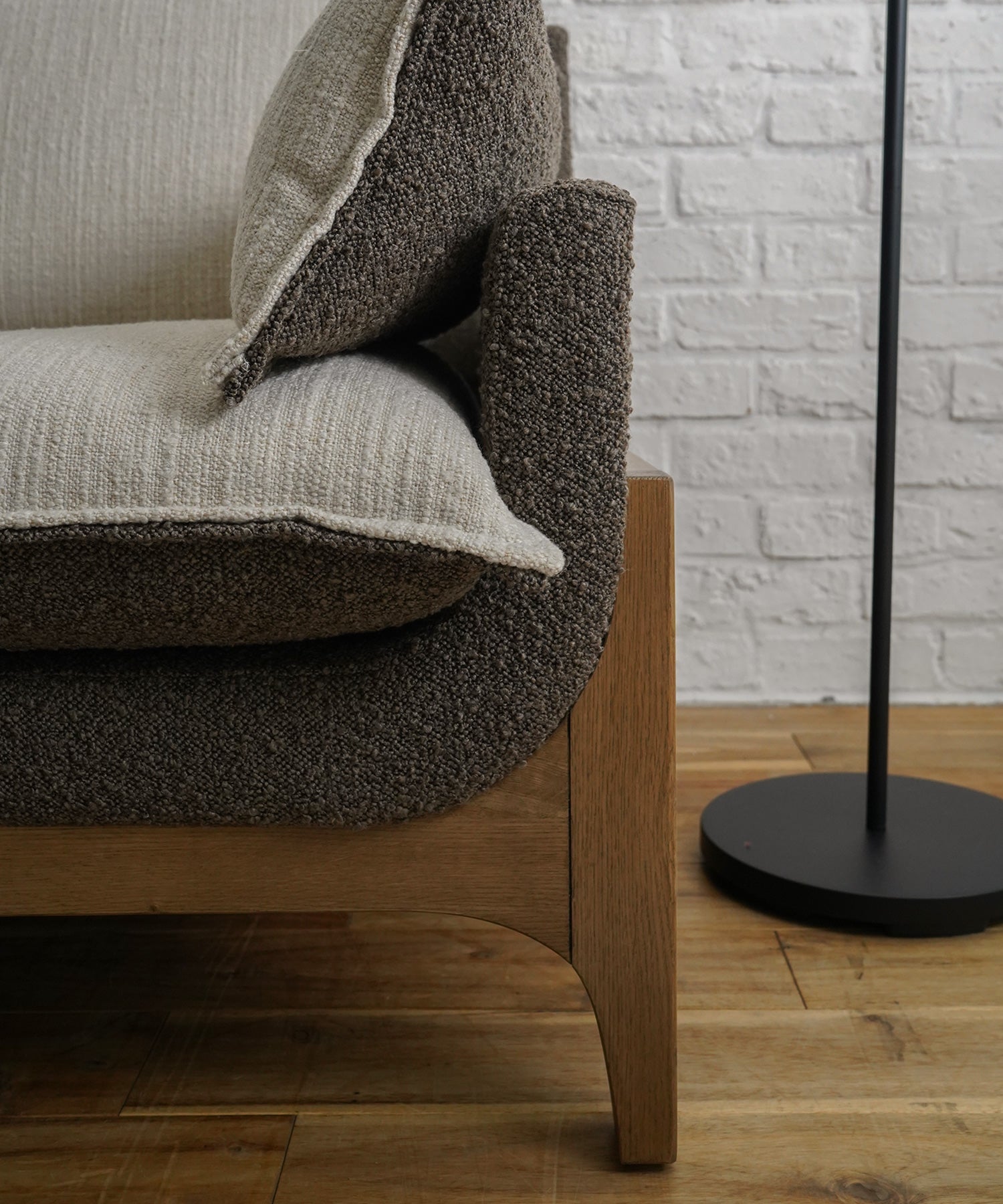 丸みを帯びた柔らかな形状に木製のフレームレッグの組み合わせ。