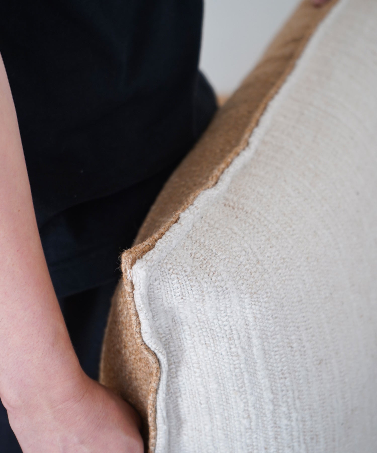 縁の縫製がさりげないアクセントに。