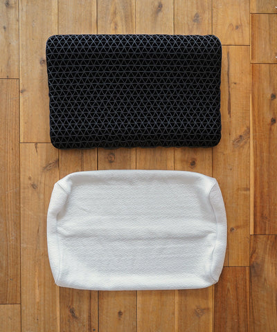 枕本体、専用カバーの2点セットとなります