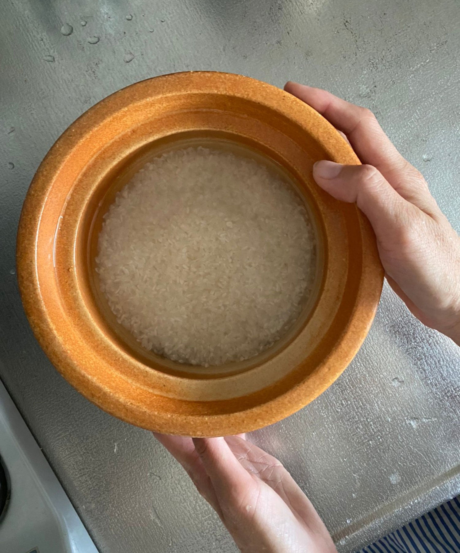 大き目の縁が持ち手代わりになり、コンパクト