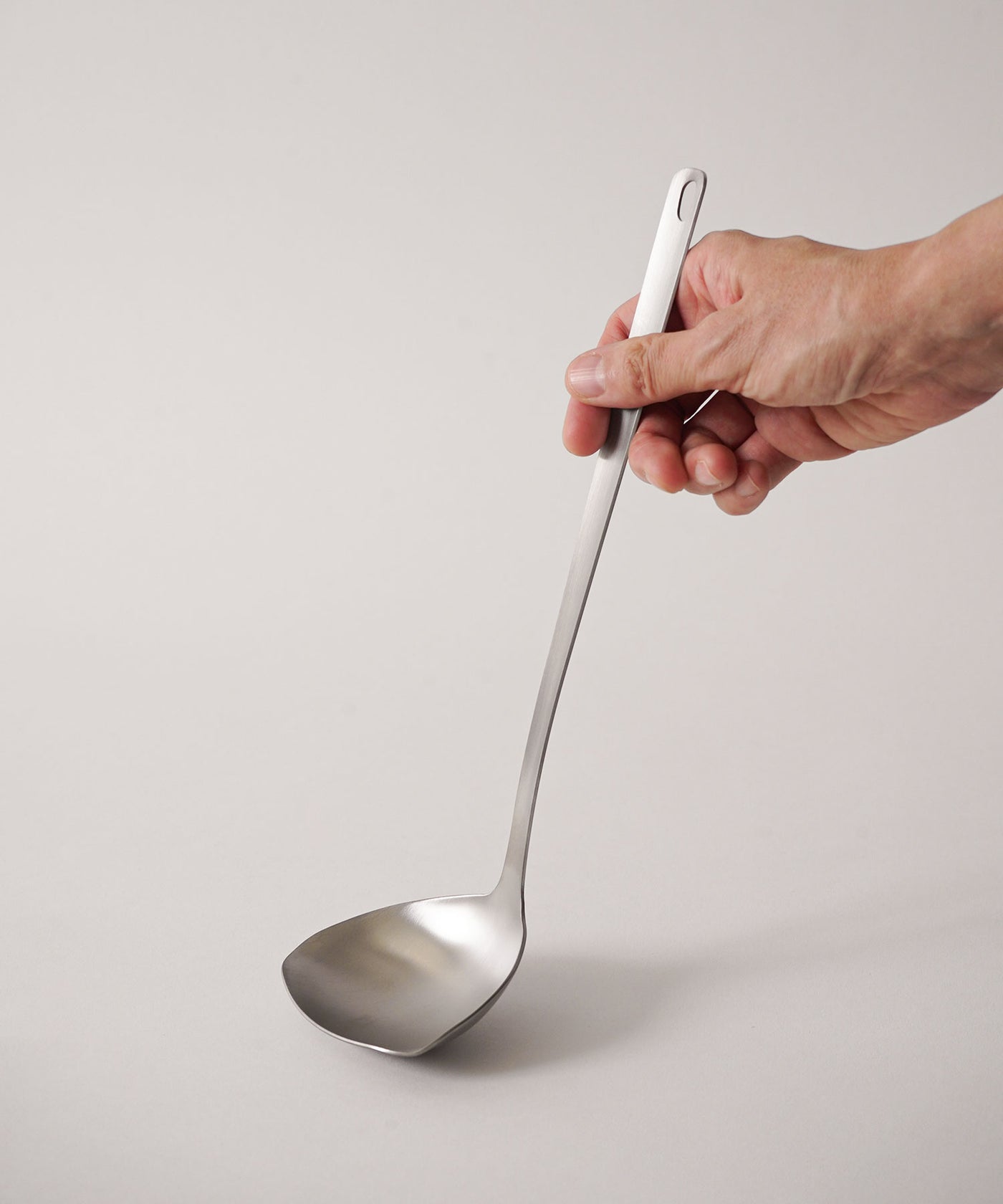 すくいやすく注ぎやすいレードル