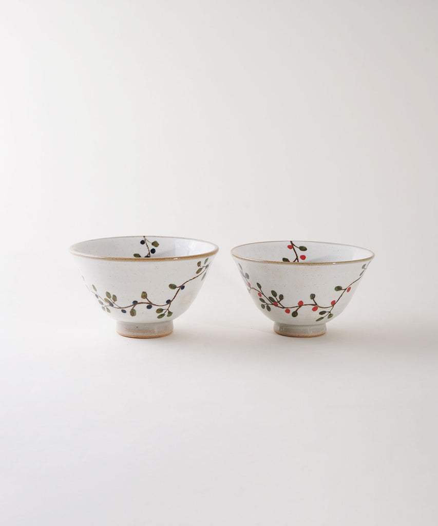 花柄の円錐形飯碗 花つなぎ 軽量飯碗｜手に優しい波佐見焼のやさしい花模様の飯碗