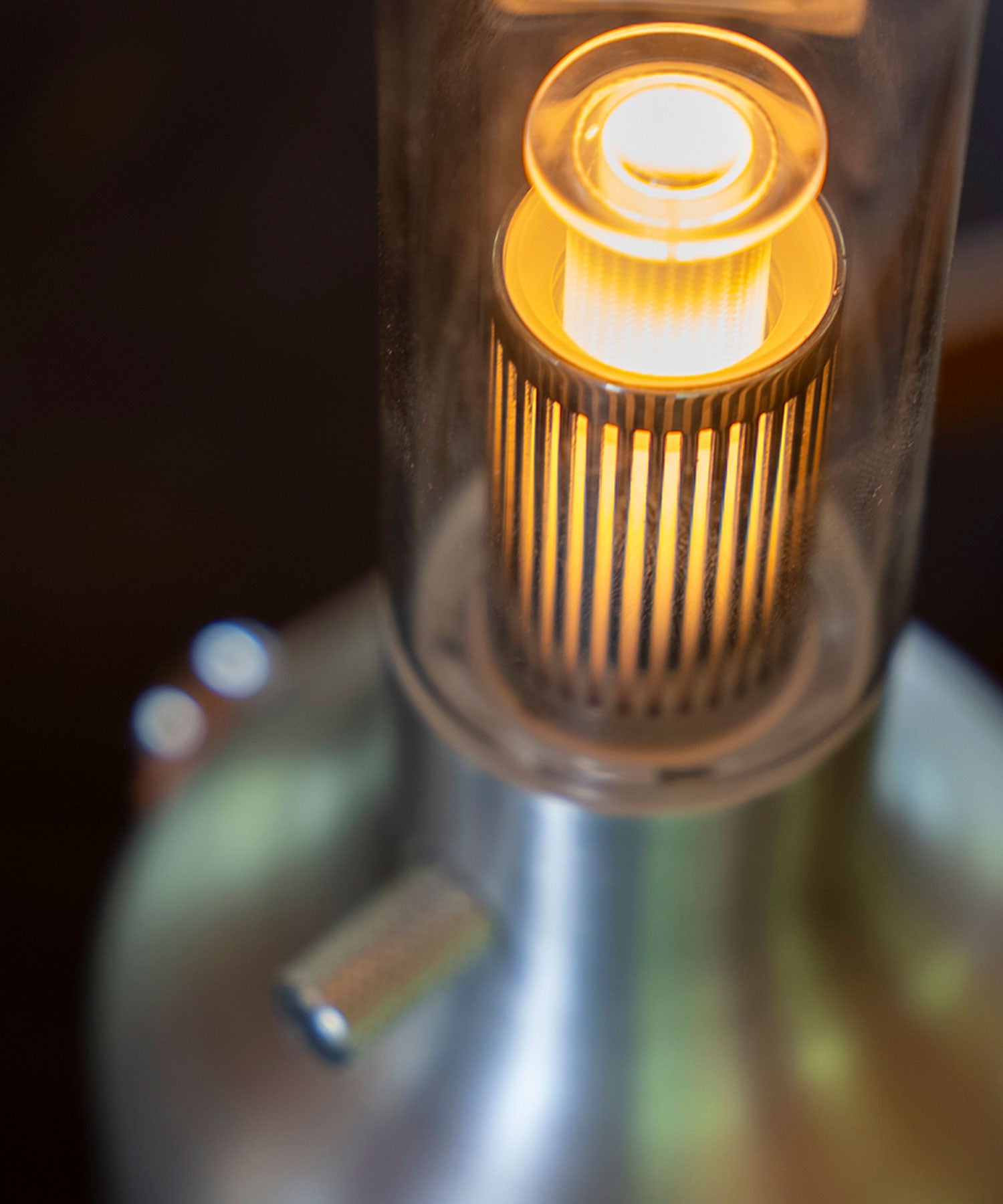 光源が上下に昇降することで明るさを無段階で調整できる仕組み