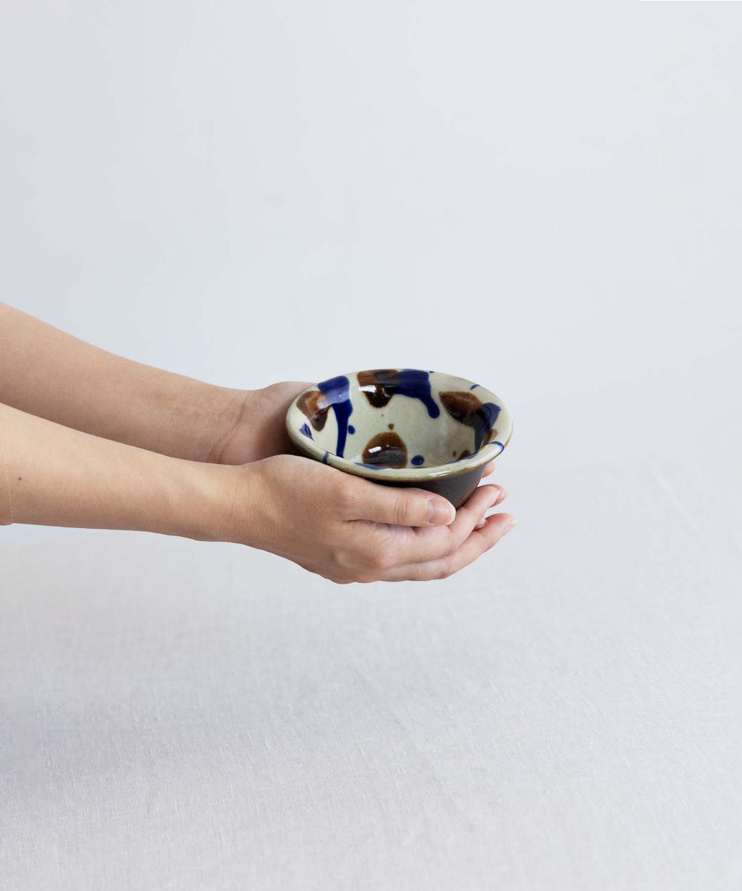ワンブー 3.5寸｜フチの広がりと伝統の絵付けが副菜を美しく引き立てる