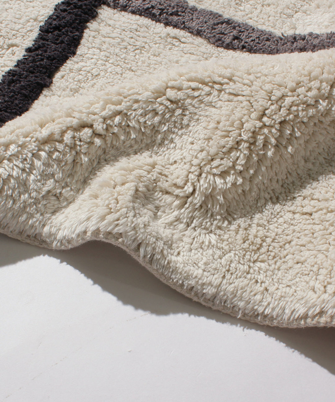 RugRu（ラグル）LUMINA RUG｜柔らかい肌触りとデザイン性を