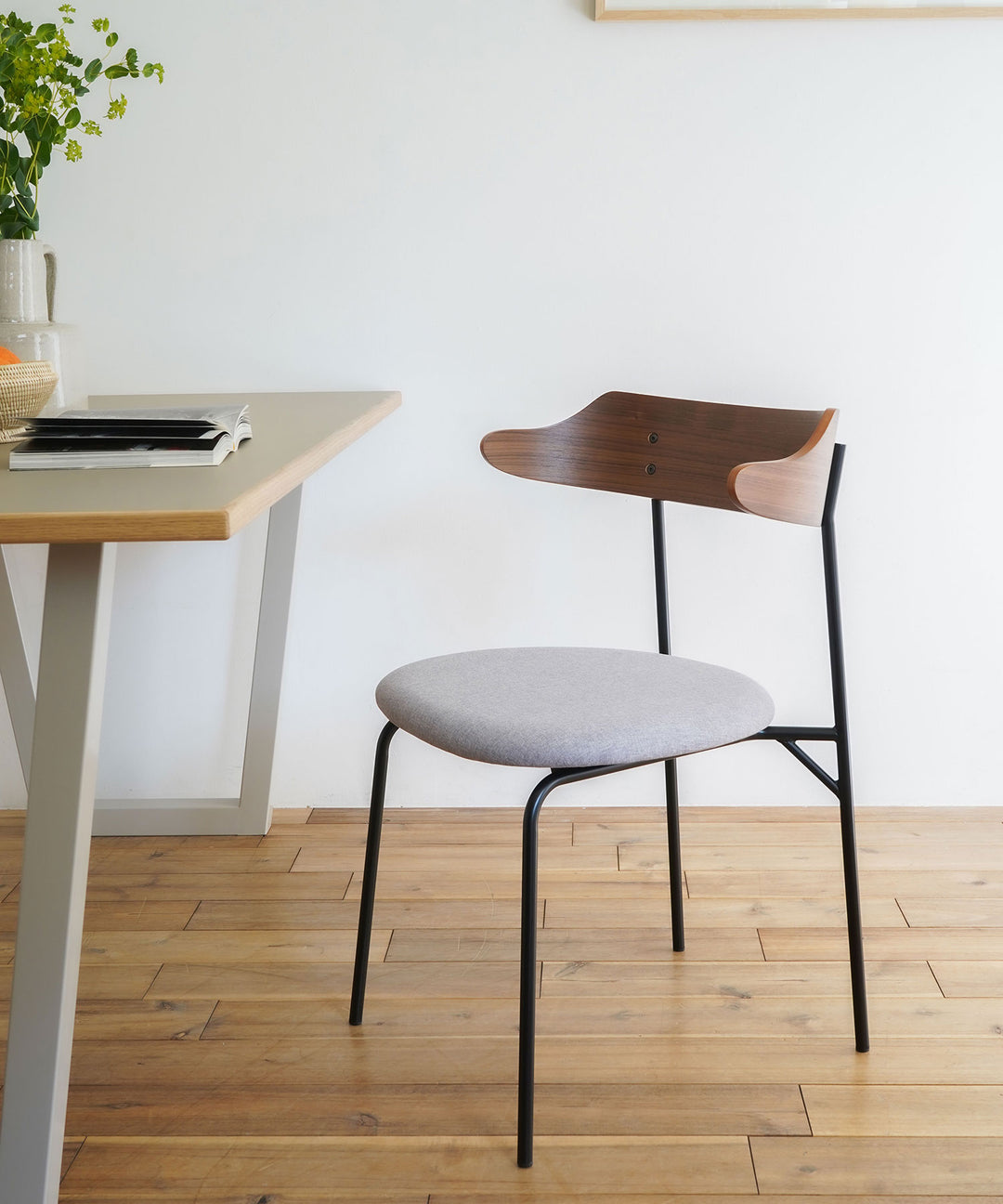 KAPELL ダイニングチェア｜異素材の美しいハーフアームデザイン