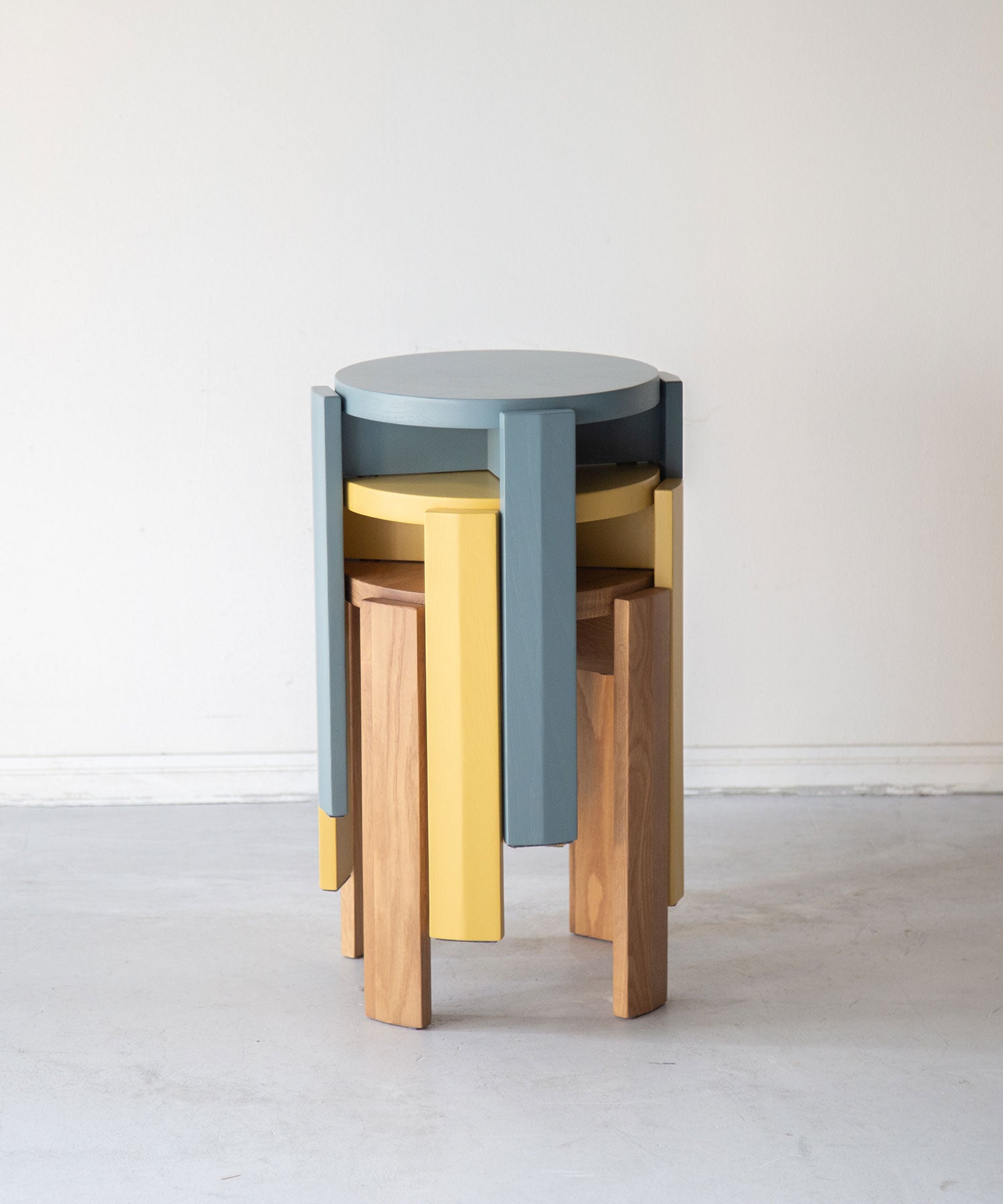 脚先にはフェルトつき、スタッキングによりスツール同士が触れる場所にもフェルト付き