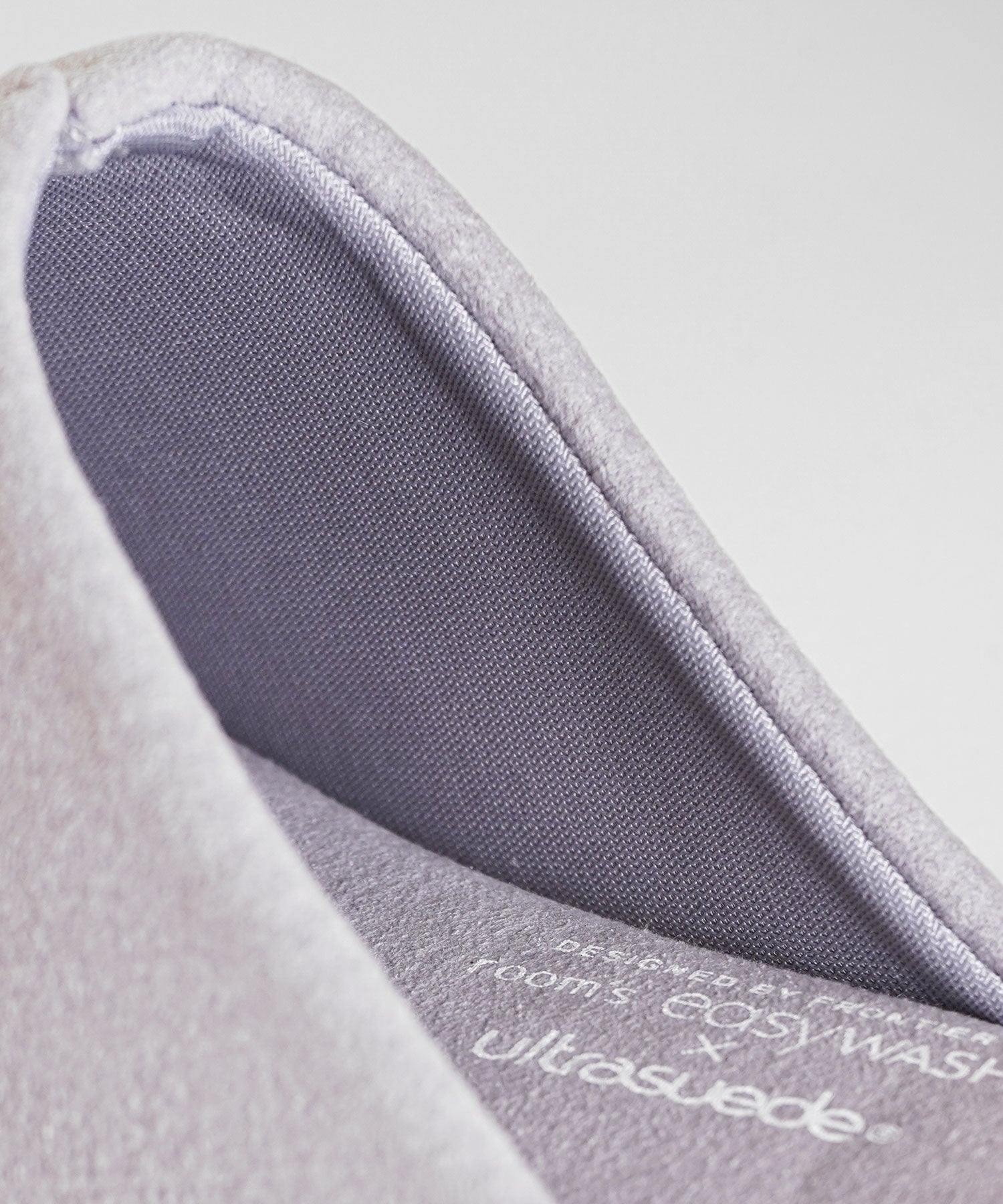 メッシュ素材で通気性良く蒸れを軽減。