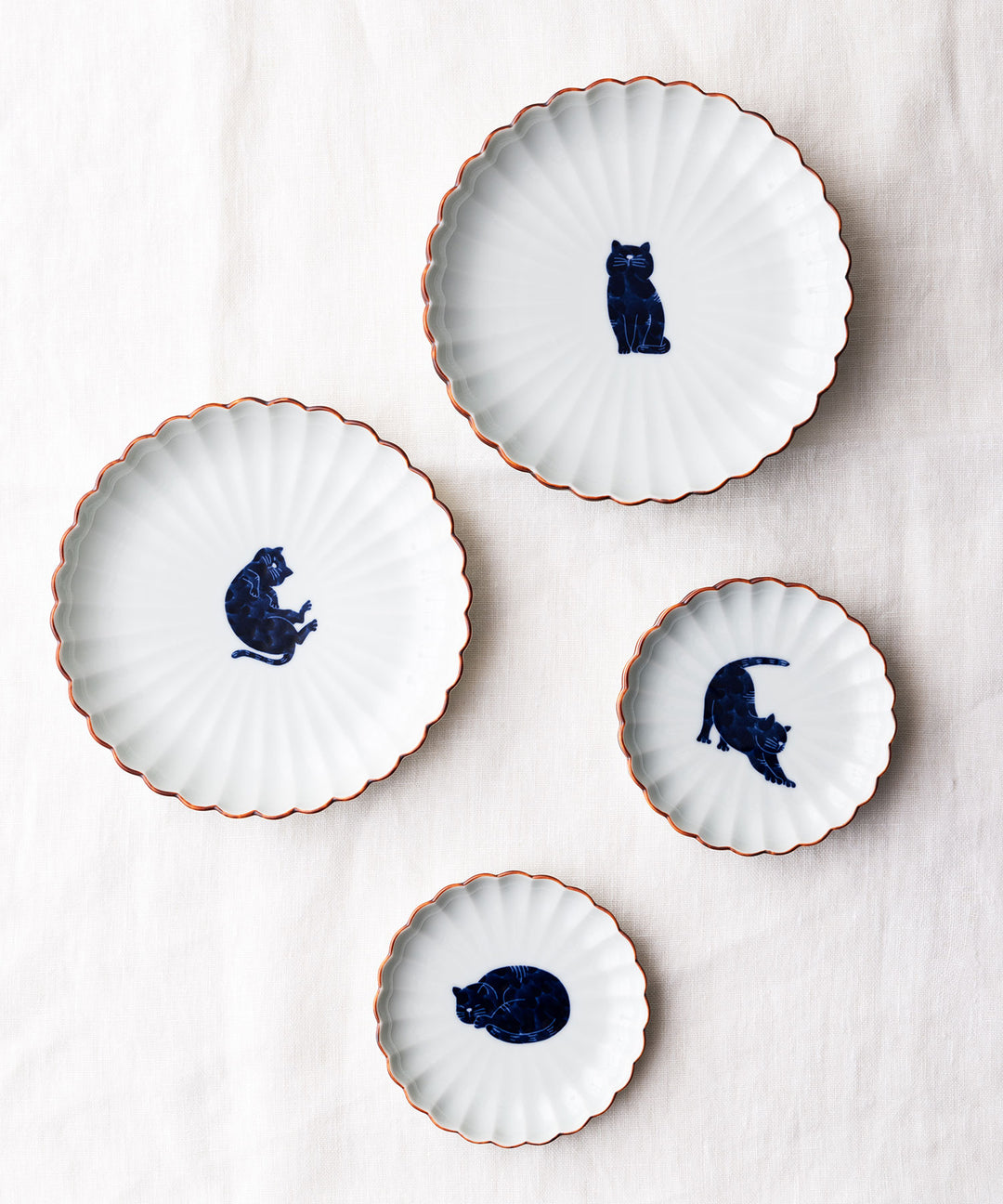 呉須猫 菊割皿｜伝統的な日本の技術で描かれた猫モチーフが魅力なお皿