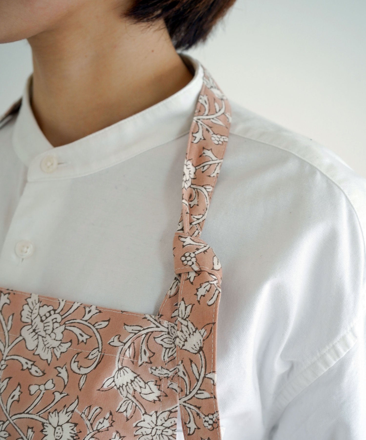 首紐は長さ調整可能