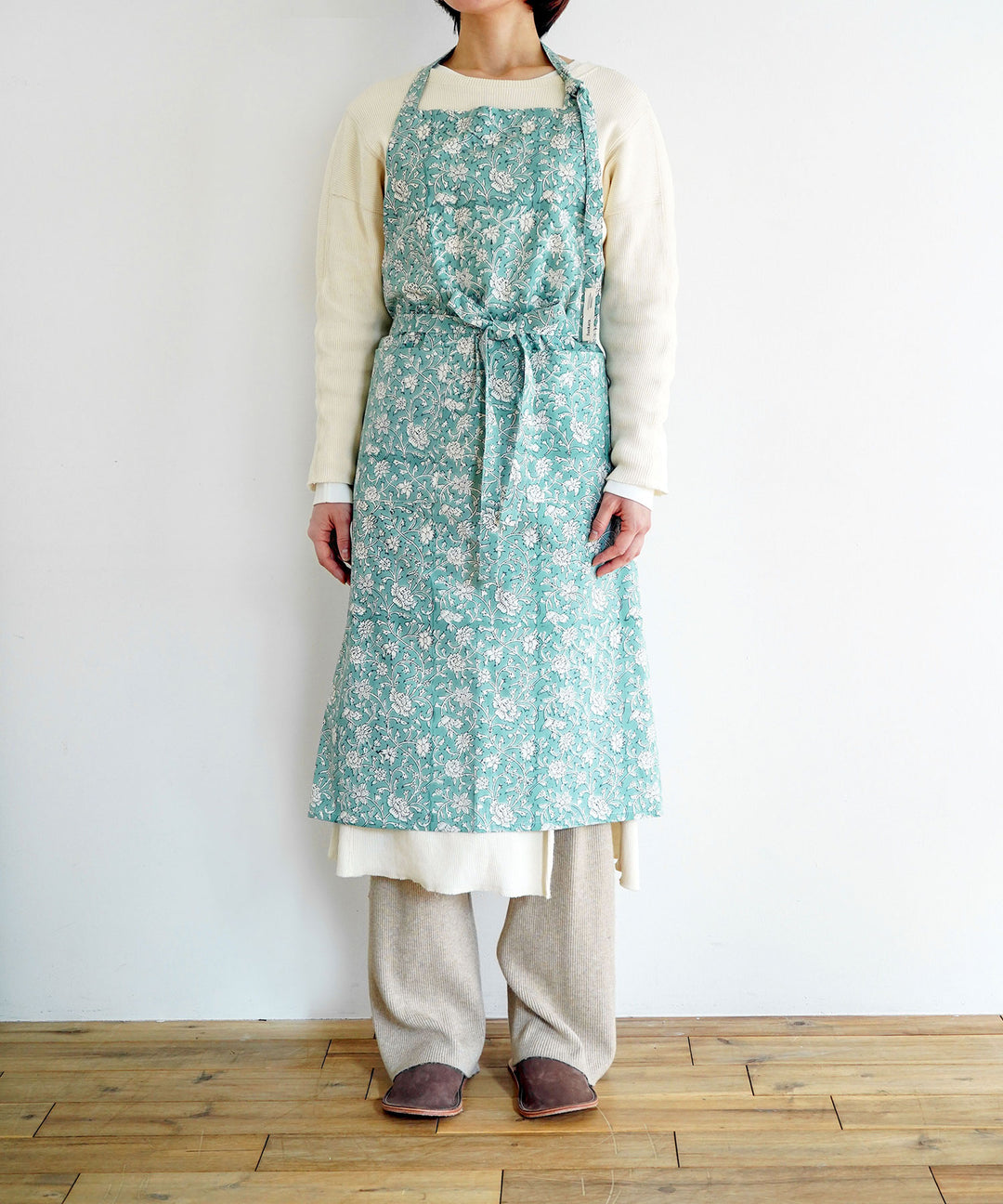 Sankara. ブロックプリントエプロン | 手仕事の温もりが感じられる花柄