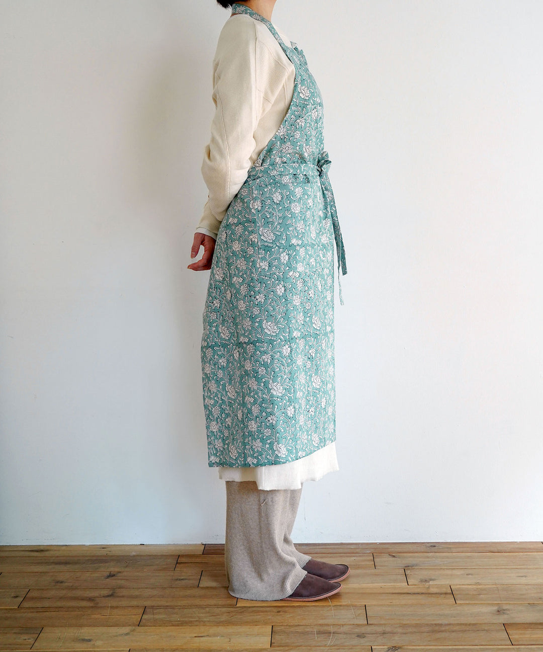 Sankara. ブロックプリントエプロン | 手仕事の温もりが感じられる花柄