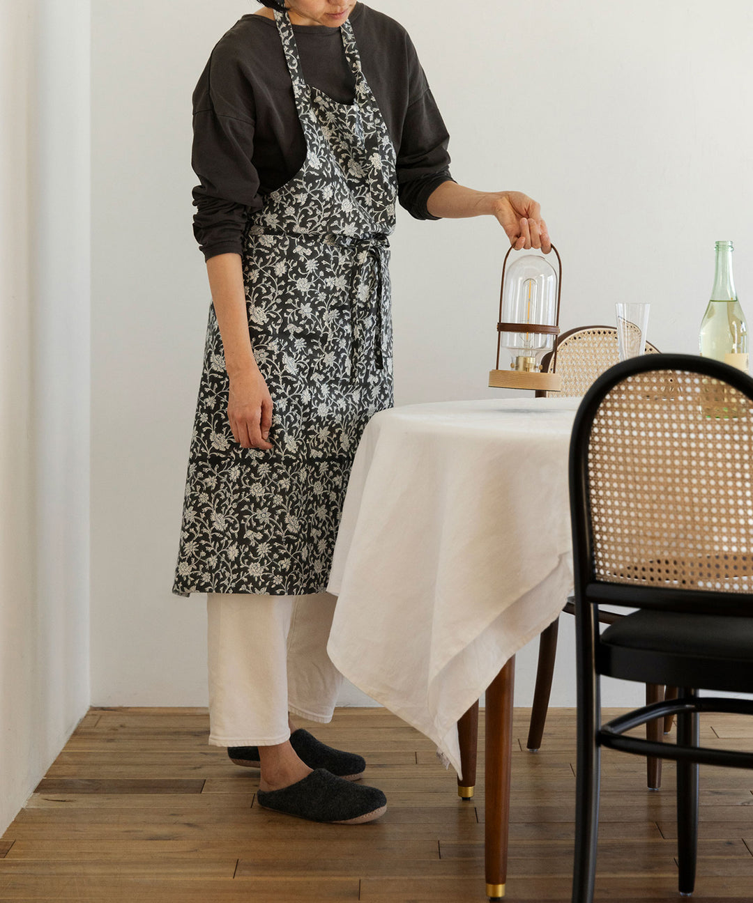 Sankara. ブロックプリントエプロン | 手仕事の温もりが感じられる花柄