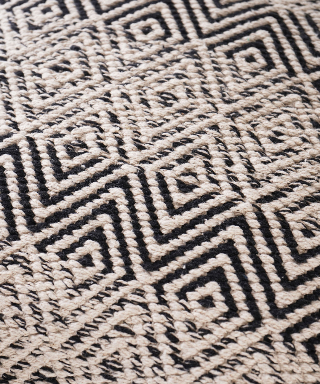 Sankara. ステッチクッションカバー | 手仕事で生まれたカンタ刺繍の