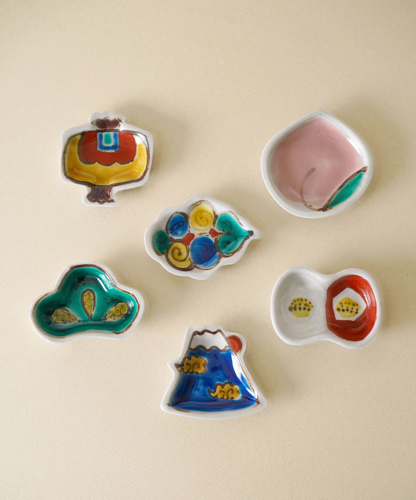 双鳩窯 / 縁起豆皿 - 華やかな色彩が織りなす九谷焼の縁起小皿