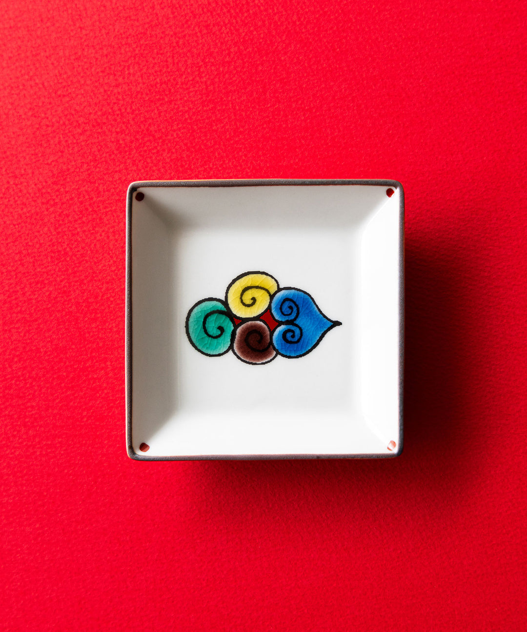 双鳩窯 / 寿ぎ角小皿 - 九谷焼の華やかさと吉祥絵柄が彩る小皿