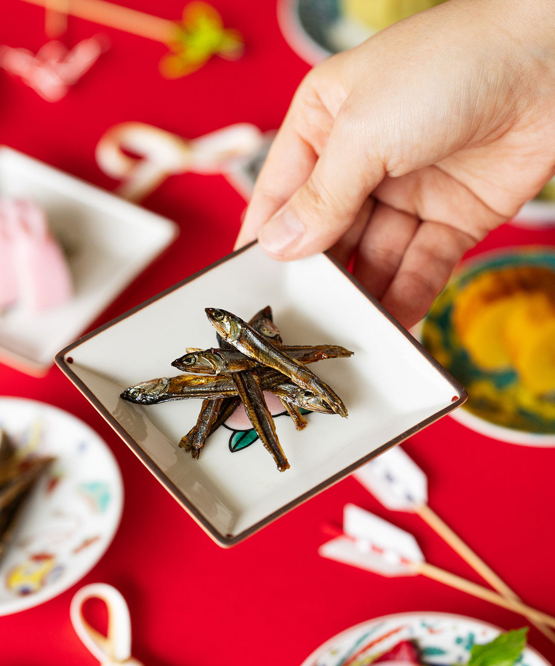 双鳩窯 / 寿ぎ角小皿 - 九谷焼の華やかさと吉祥絵柄が彩る小皿