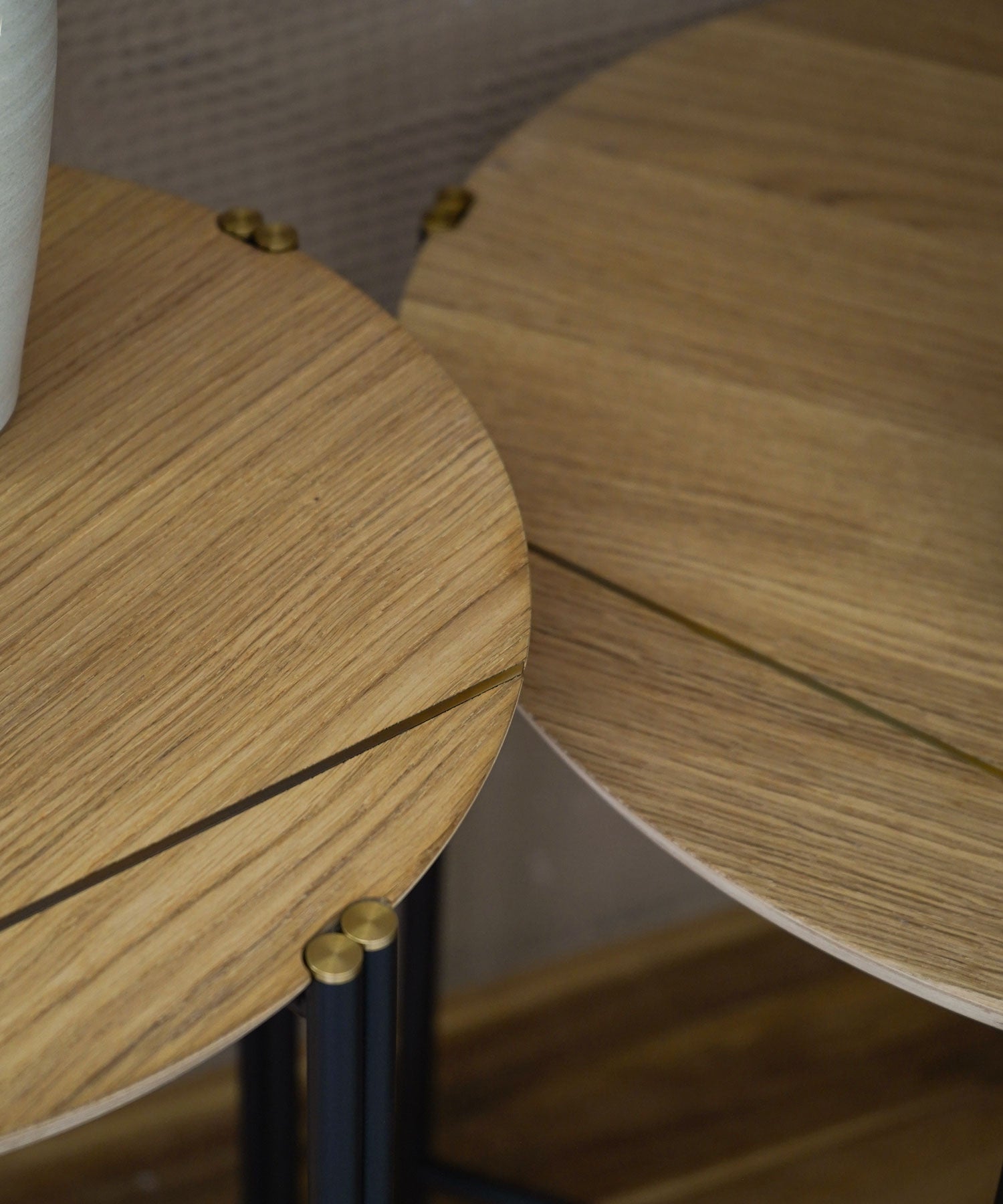 天板にはライン状の真鍮をあしらっています