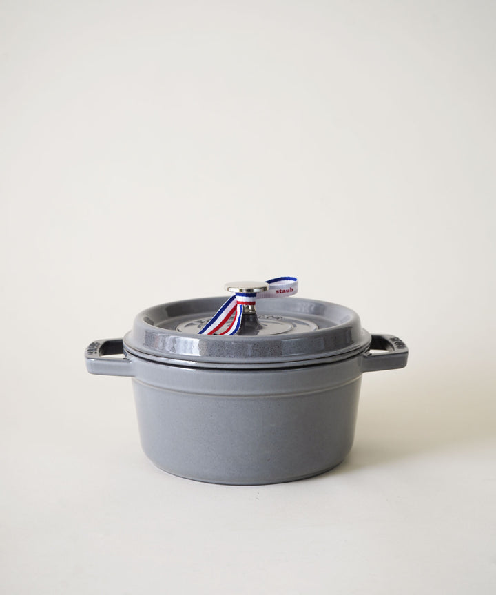 STAUB（ストウブ）ピコ・ココット ラウンド｜耐久性に優れた鋳物ホーロー鍋 – TIMELESS COMFORT