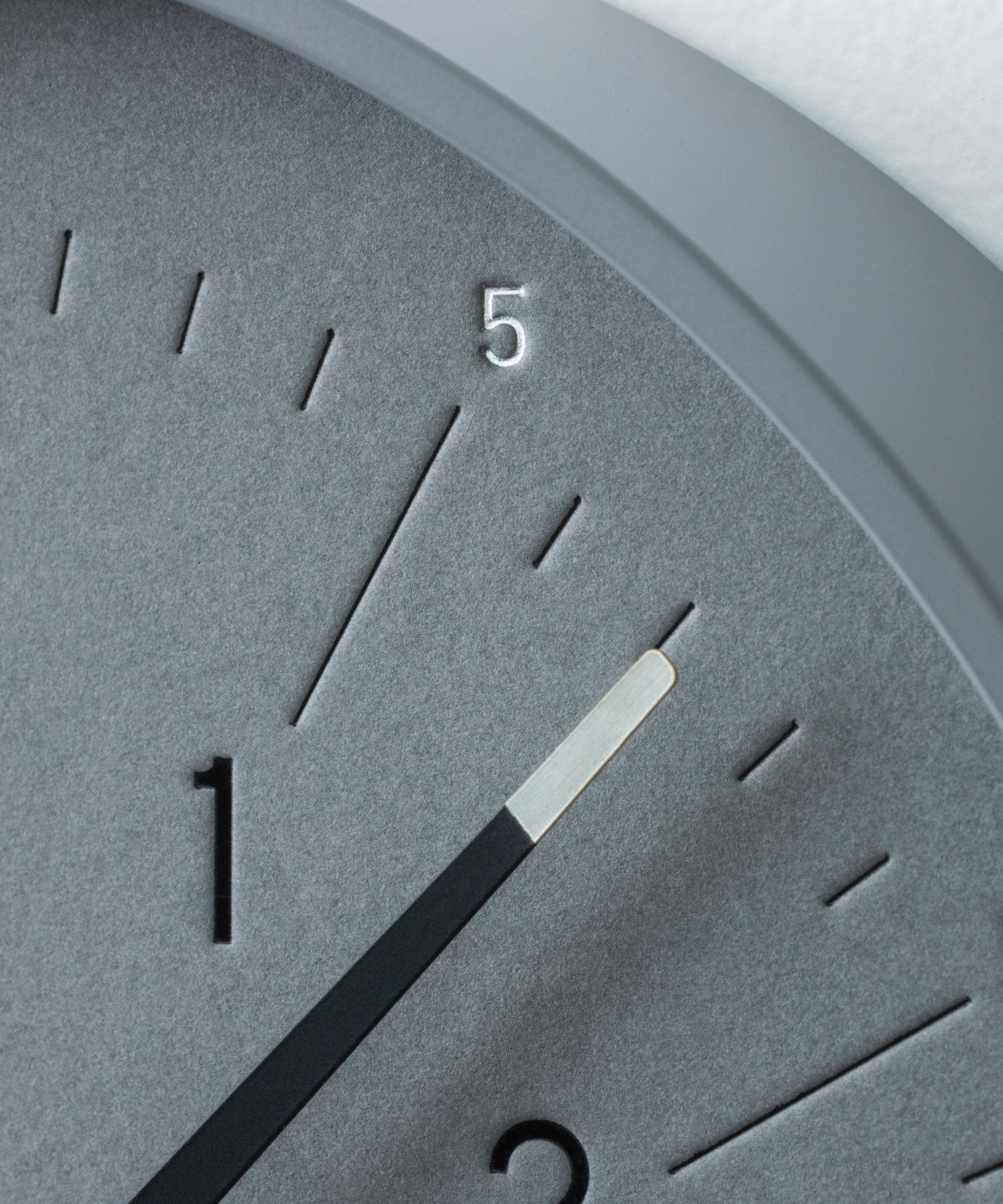 1〜12の数字と棒指標には黒、0〜55の数字にはシルバーの箔を使用。