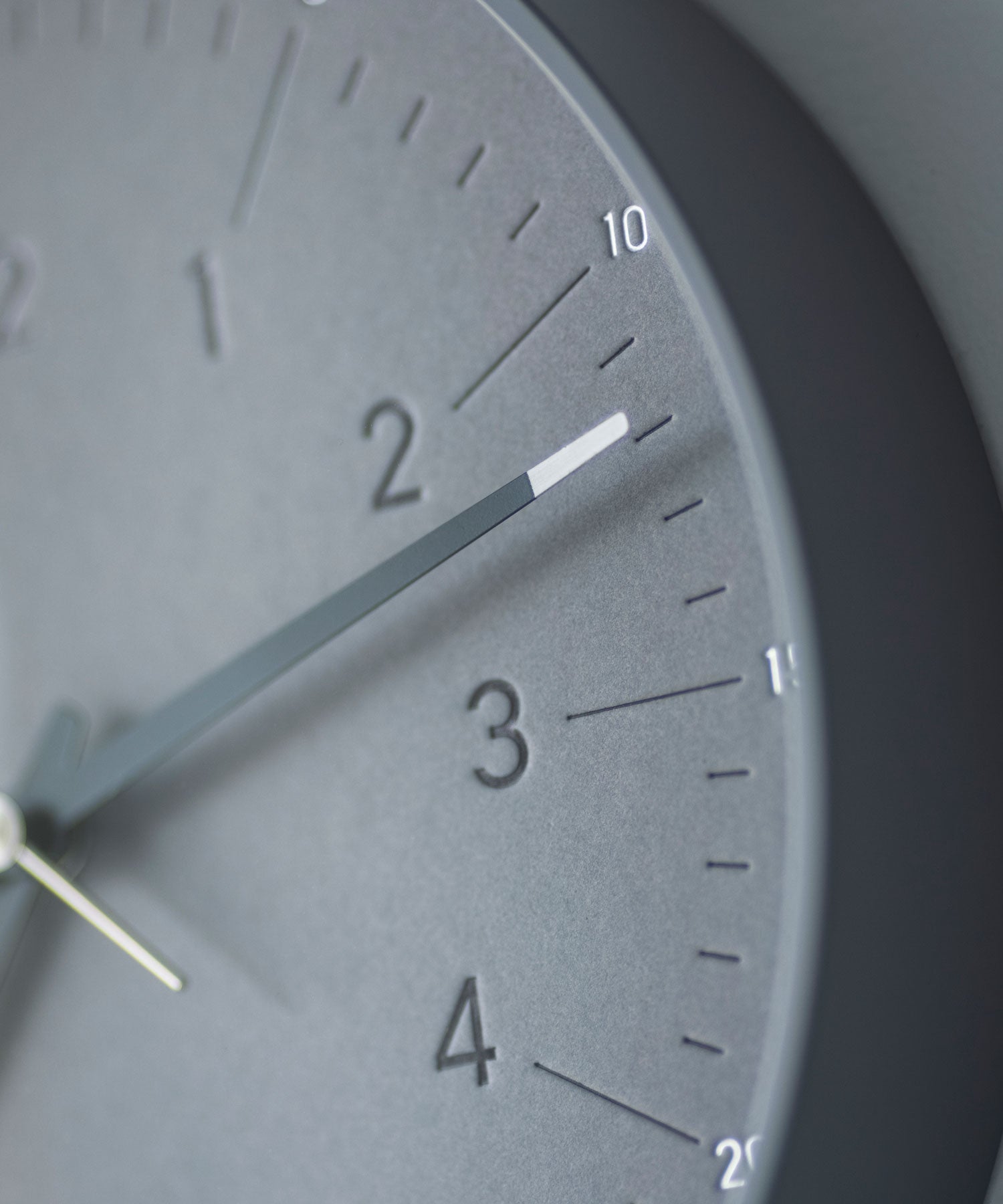 文字盤には環境に配慮されたFSC森林認証紙による厚紙を使用。