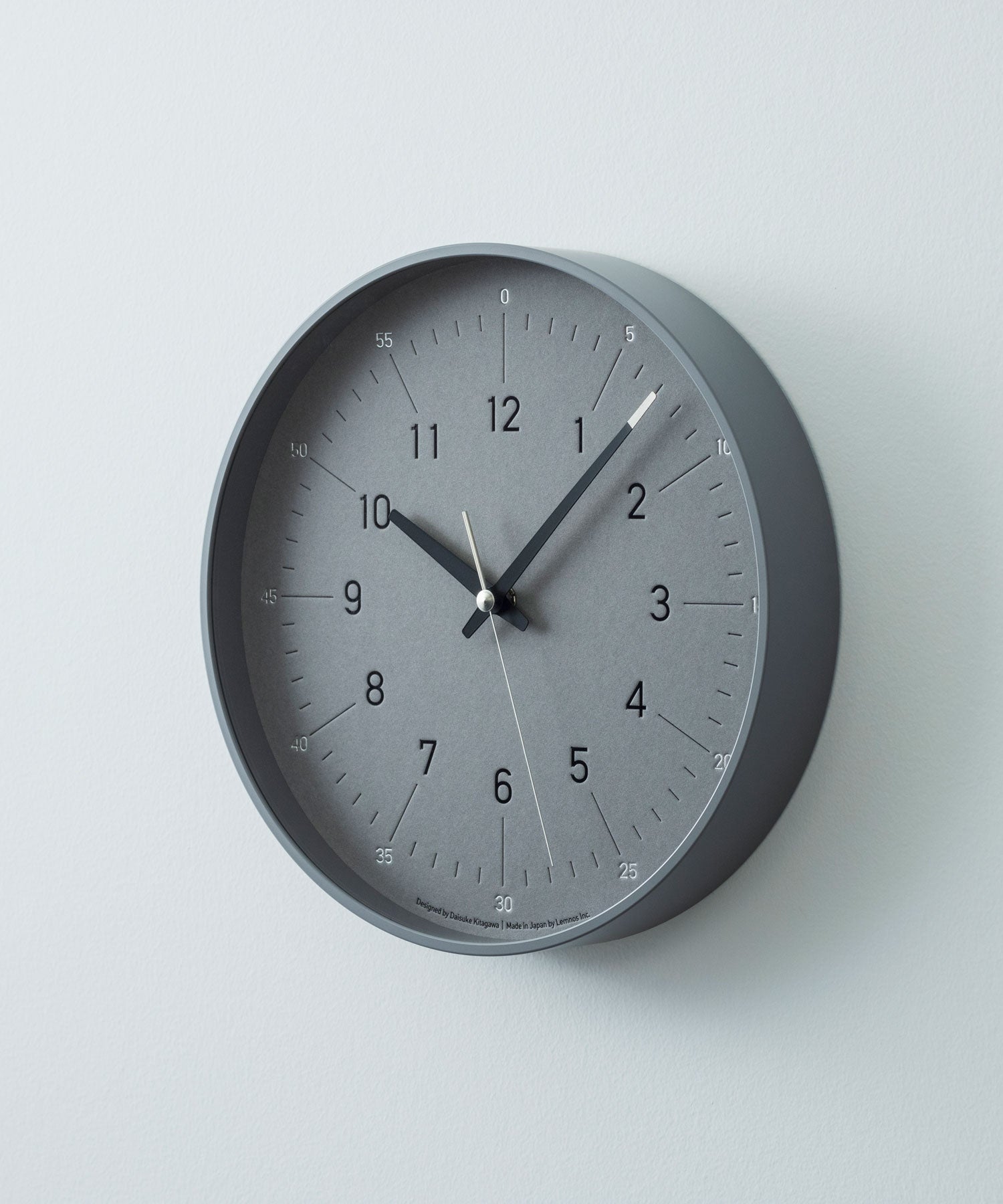 時針は1～12の数字と同じ色に、分針の先端と秒針全体を0〜55の数字と同じ色にすることで視認性を高めています。