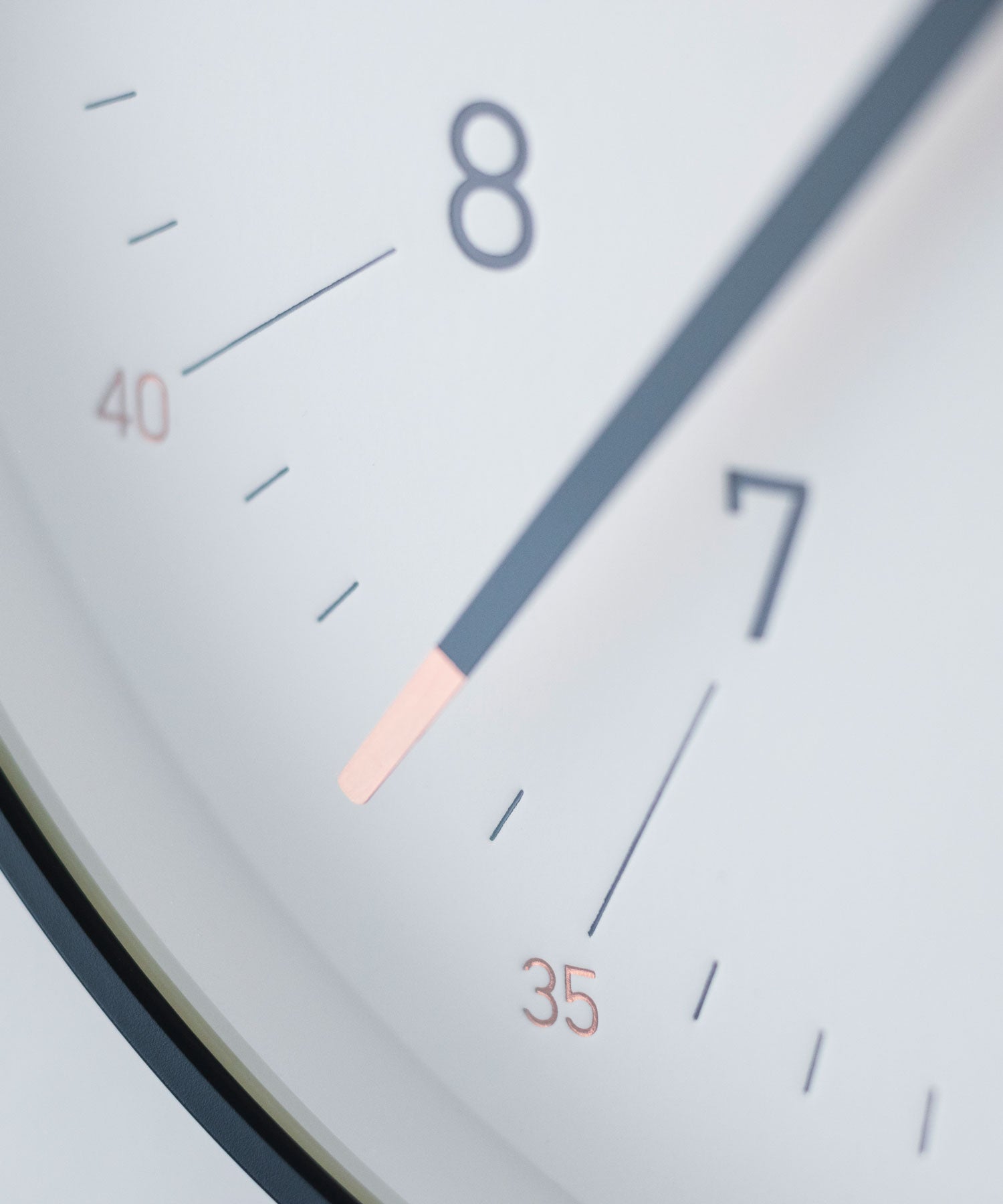 1〜12の数字と棒指標には黒、0〜55の数字にはカッパーの箔を使用。