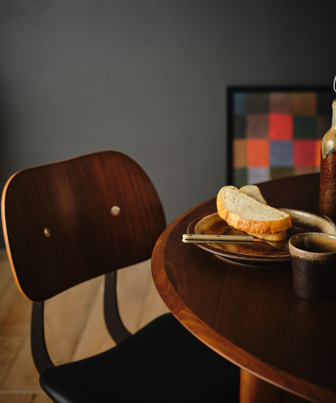 幅広いスタイル、シーンに活躍する JULIE ROUND EXTENSION DINING