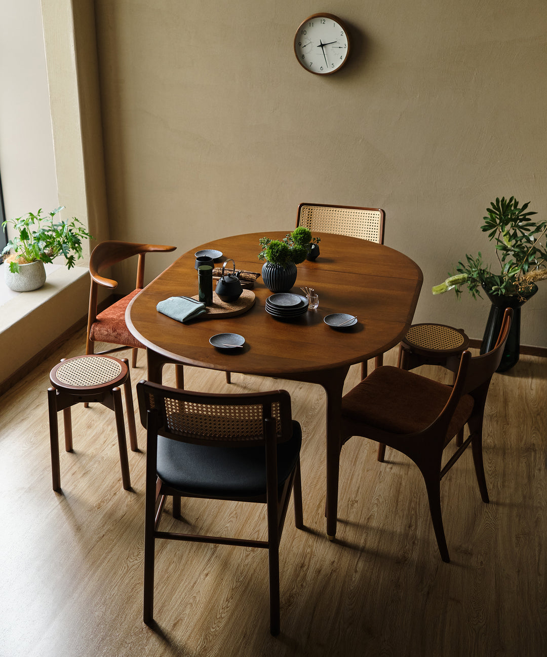 幅広いスタイル、シーンに活躍する JULIE ROUND EXTENSION DINING