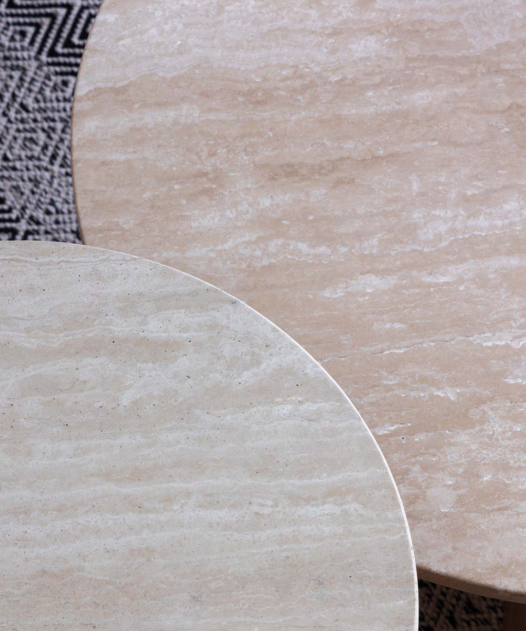 ecruxe / AMICA ROUND SIDE TABLE｜ナチュラルなデザインのサイド