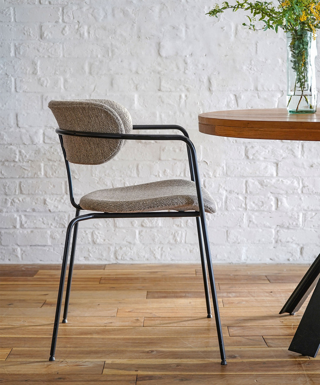 Work Plus（ワークプラス）】HOAKA CHAIR｜魅力的なデザインと快適な