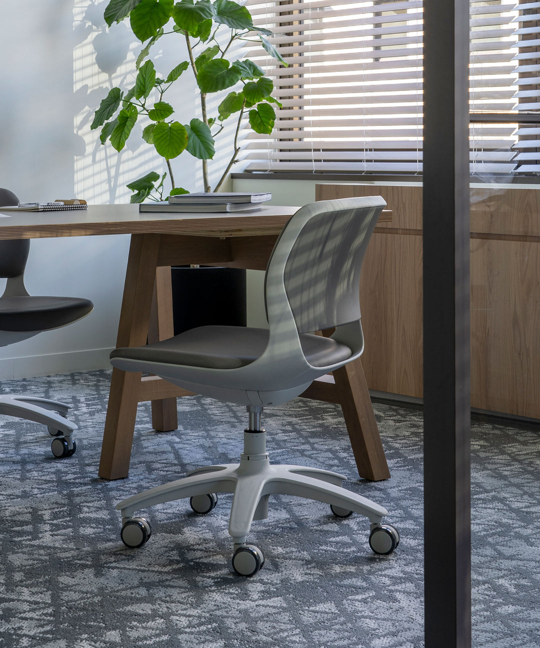 Work Plus（ワークプラス）】OCUS CHAIR｜高性能キャスター付きチェア