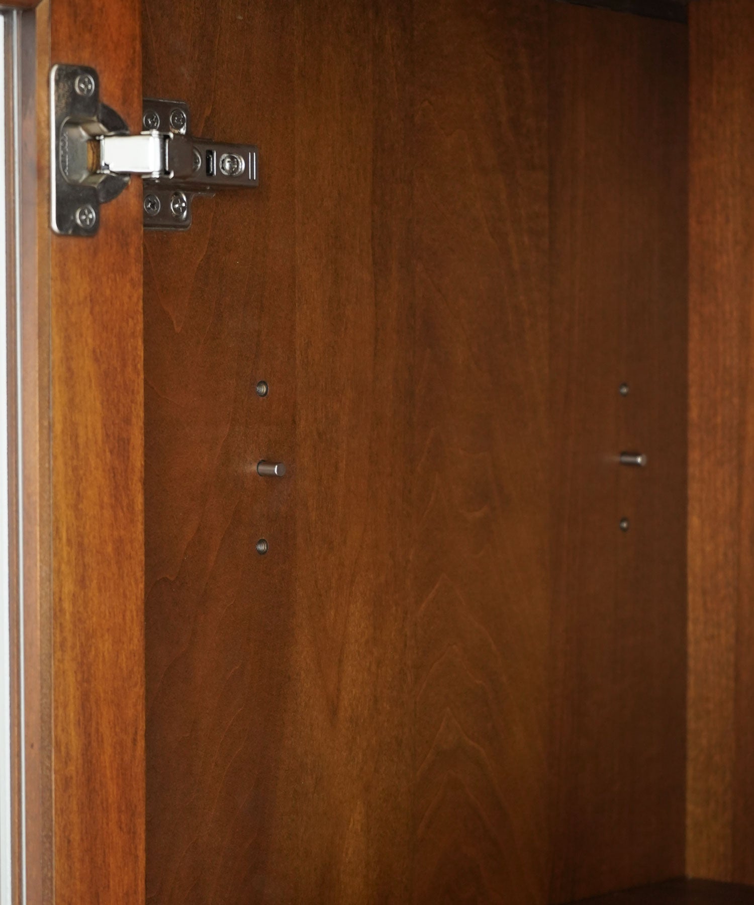 内部の棚板は30mm間隔で調整できます。