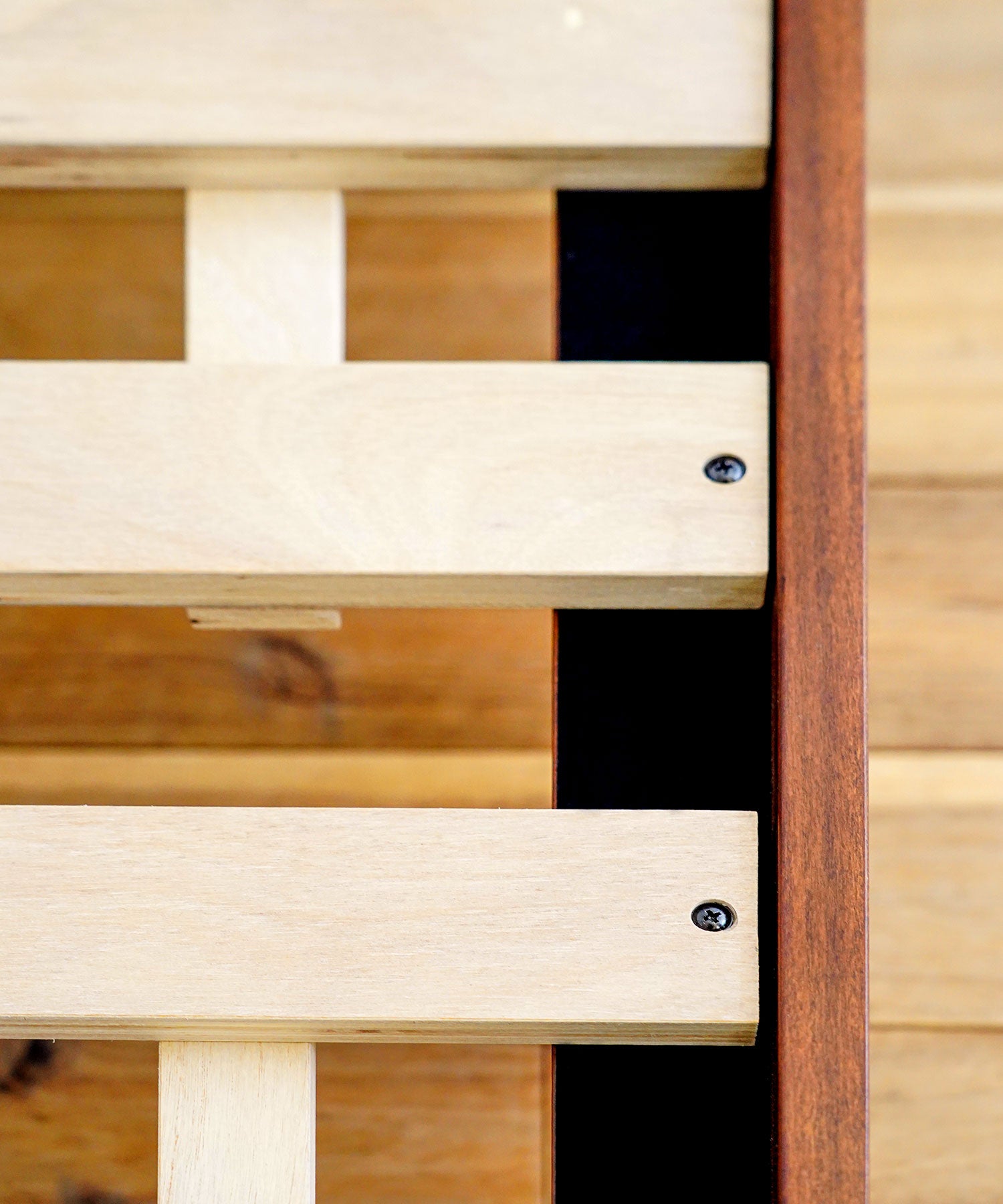 ねじ止め箇所を削減することで、組立時間短縮に。