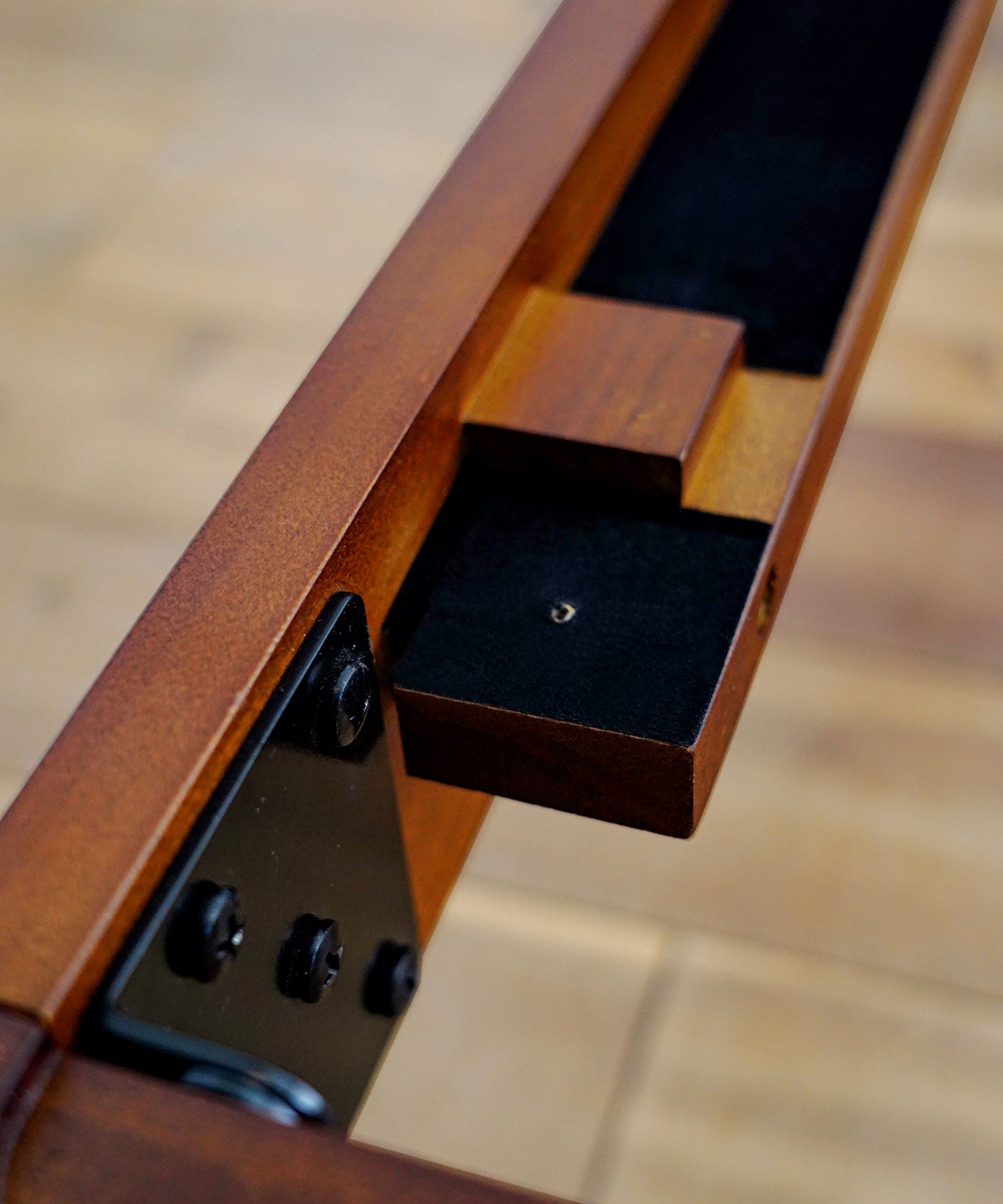 擦れ音の防止のため、すのことフレームの間にフェルトを追加。